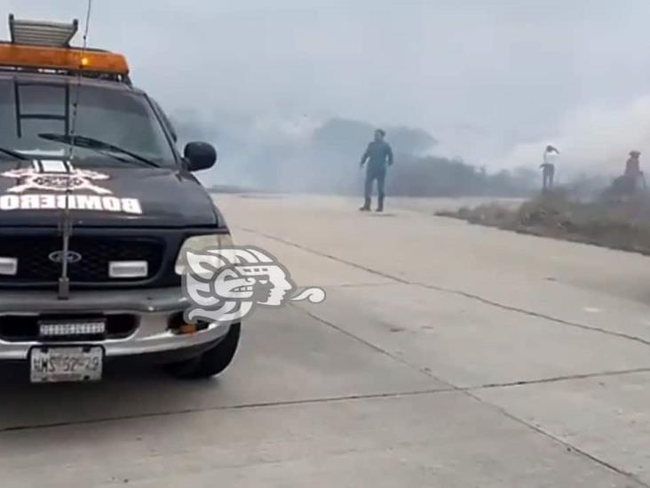 Peligroso incendio de pastizales al poniente de Coatzacoalcos