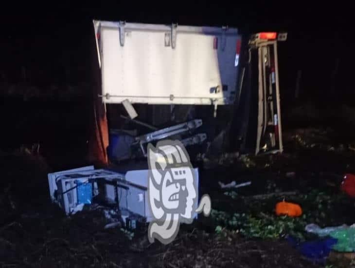 Chofer entre la vida y la muerte tras accidente en tramo Isla-Acayucan