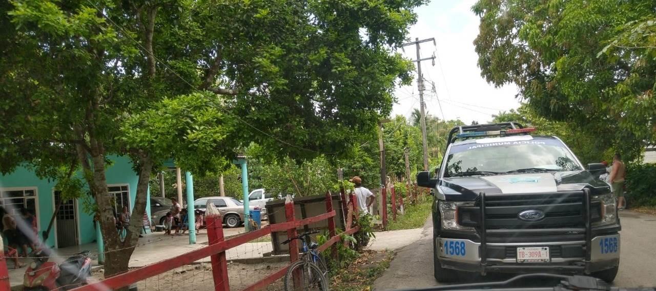 Cae barda de vivienda sobre niño de 2 años en Tabasco