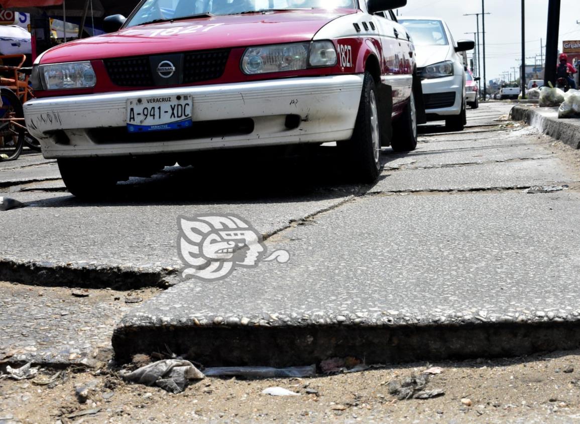 Hundimiento de losas en la avenida terraplén, afectan a conductores