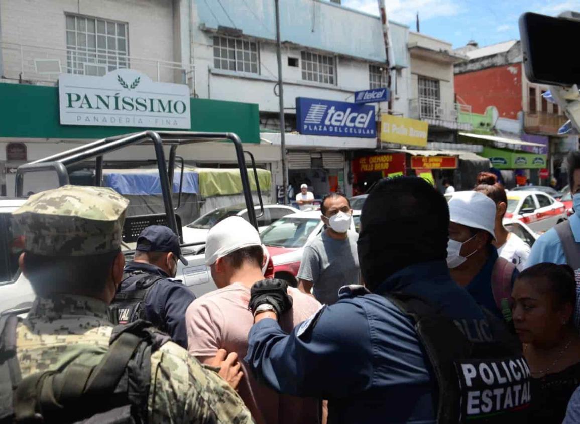 Con las manos en la masa; someten a ladrón de mercados en Veracruz