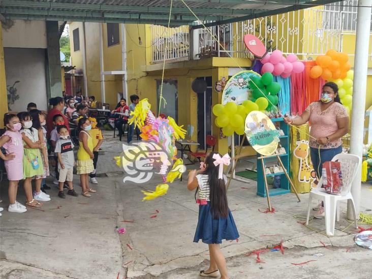 Celebran en planteles educativos de Moloacán el Día del Niño 