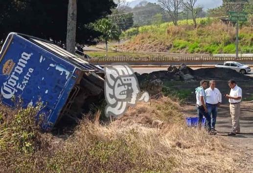 Vuelca camión cervecero cerca del libramiento de Amatlán