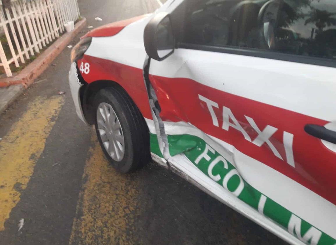 Por no respetar la luz roja auto se impacta contra taxi en Cardel