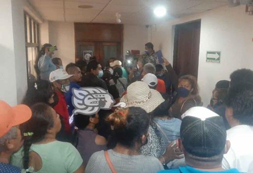Protesta en palacio de Coatzacoalcos por poco terminaba en conflicto