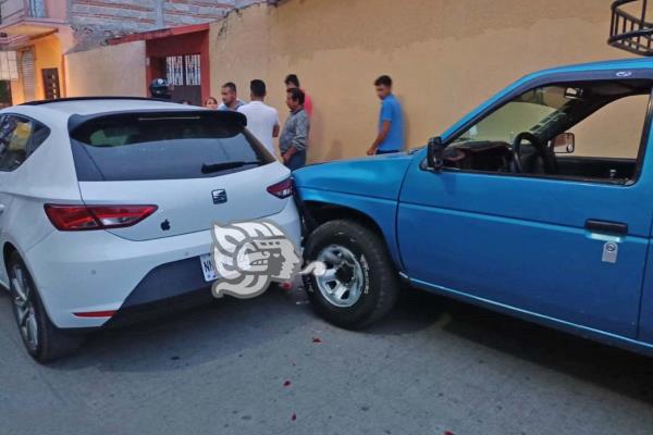 Chocan camioneta y automóvil en céntrica calle de Alto Lucero