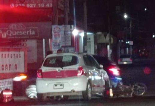 Moto repartidor fue impactado por un taxista en Boca del Río