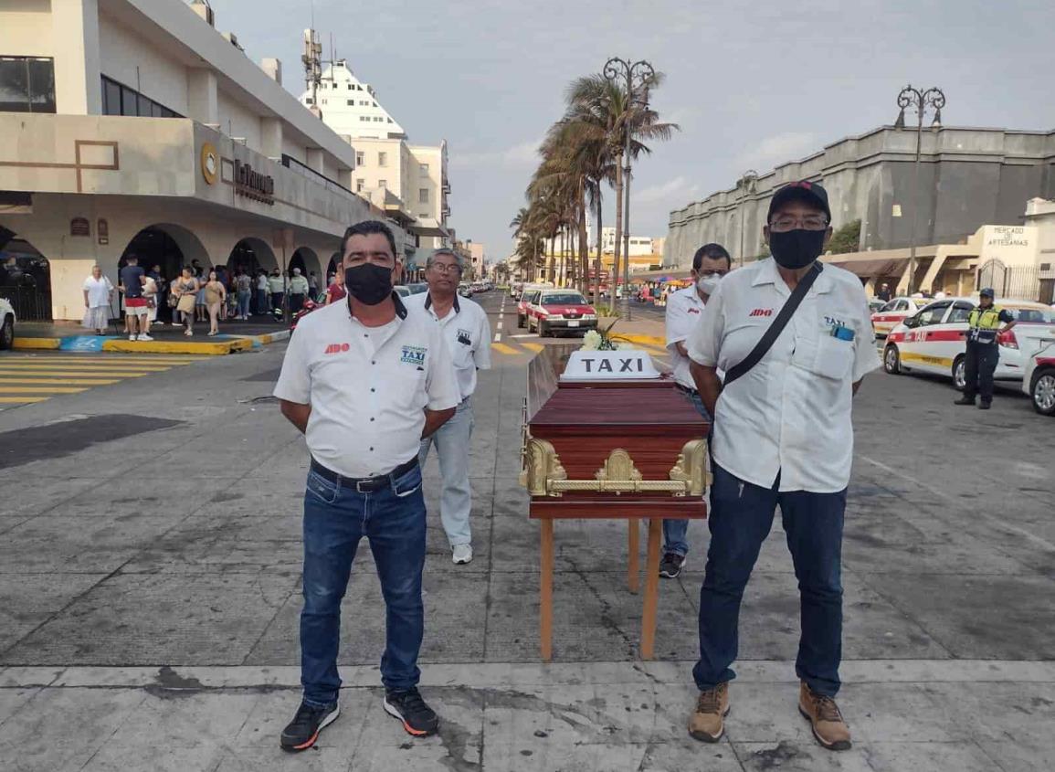 En  Veracruz taxistas marchan con un ataúd para exigir que frenen los asaltos