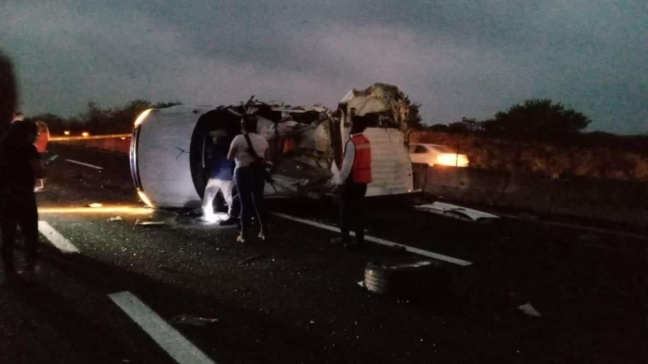 Elementos de la FGE de Veracruz sufren accidente sobre la autopista Veracruz-Cardel