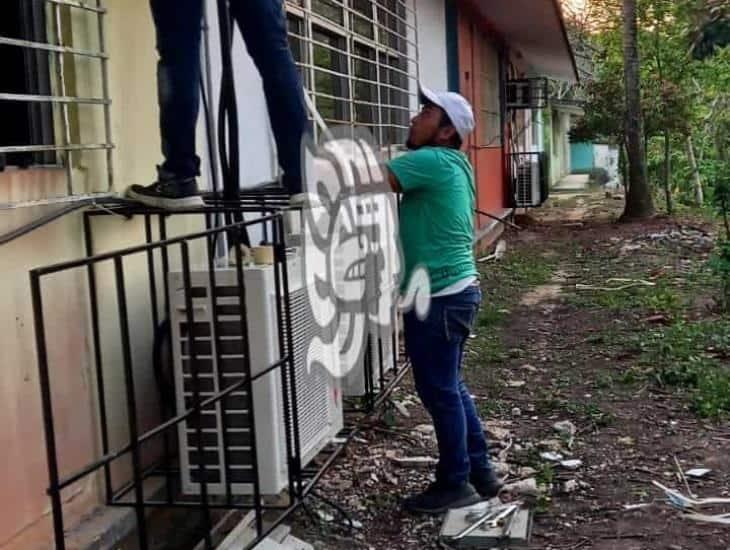 Después de 2 años instalan aires acondicionados en plantel de Moloacán 