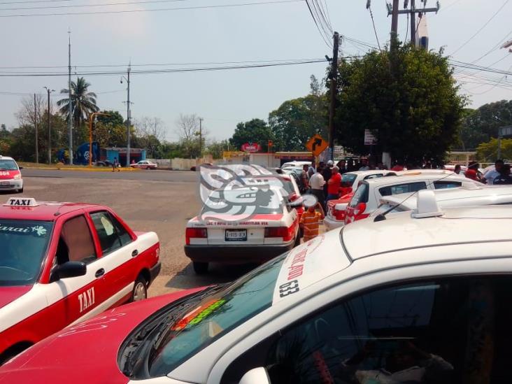 Taxistas se manifiestan en el C-4; exigen destituir a encargada de licencias