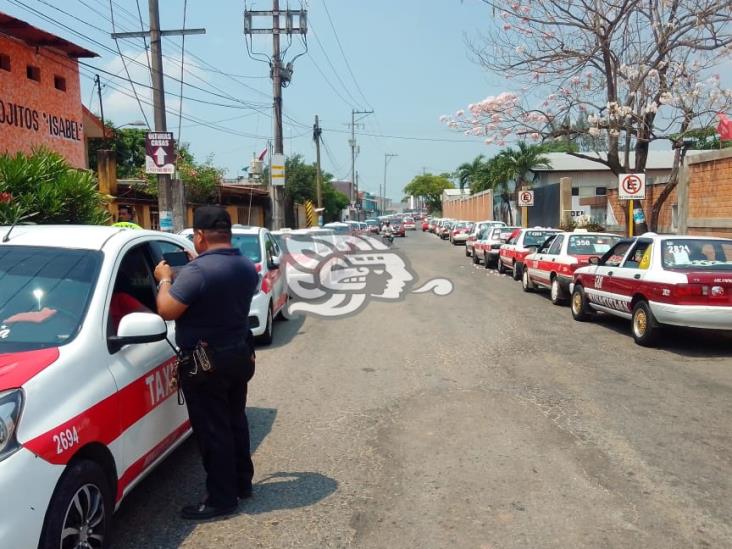 Taxistas se manifiestan en el C-4; exigen destituir a encargada de licencias