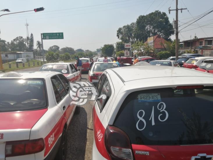 Taxistas se manifiestan en el C-4; exigen destituir a encargada de licencias