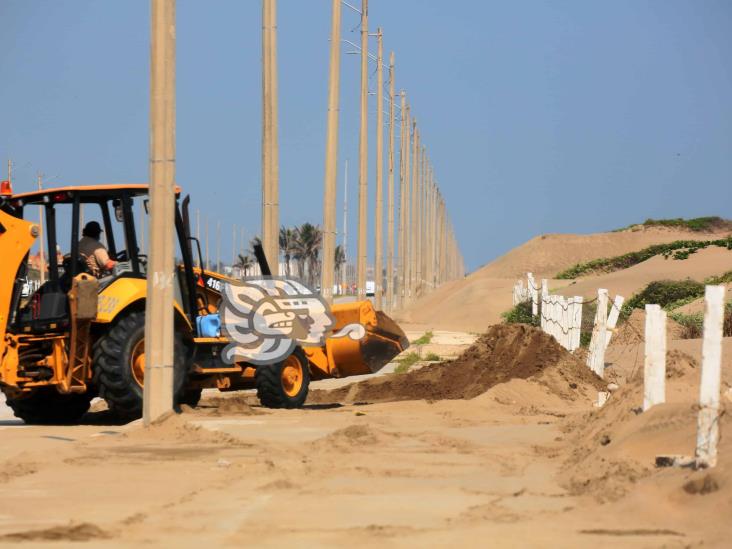 Retiran dunas del Malecón Costero; obstruían acera y un carril