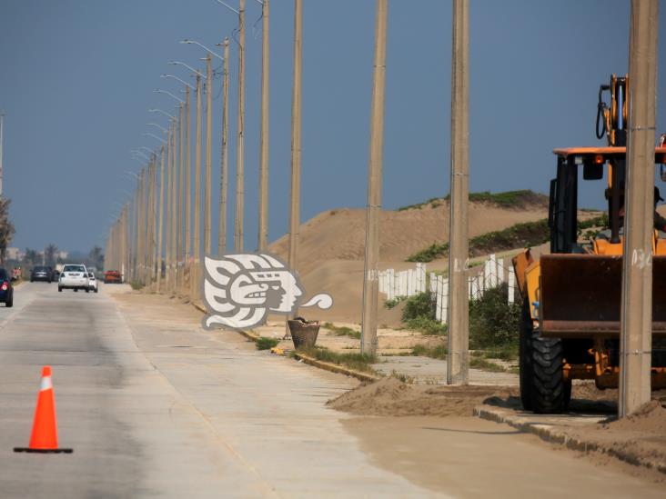Retiran dunas del Malecón Costero; obstruían acera y un carril