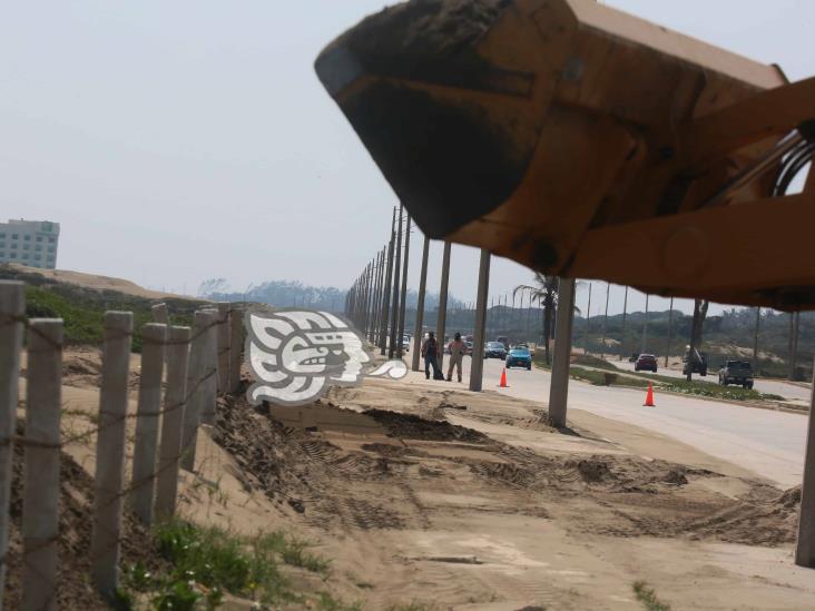 Retiran dunas del Malecón Costero; obstruían acera y un carril