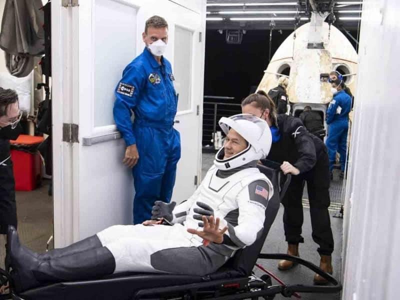 Astronautas regresan a la Tierra dentro de una cápsula de SpaceX