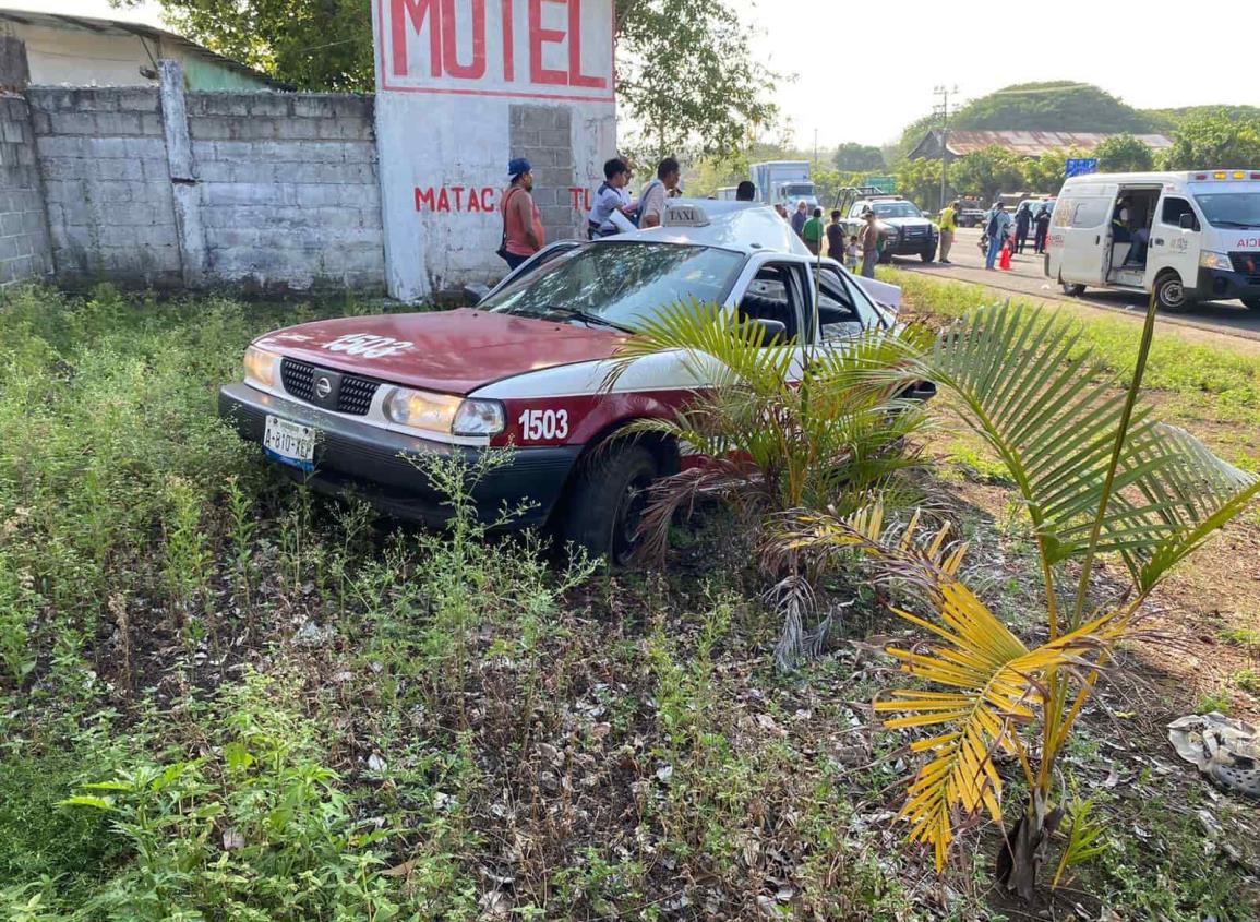 Choca automóvil contra taxi en carretera federal de Catemaco