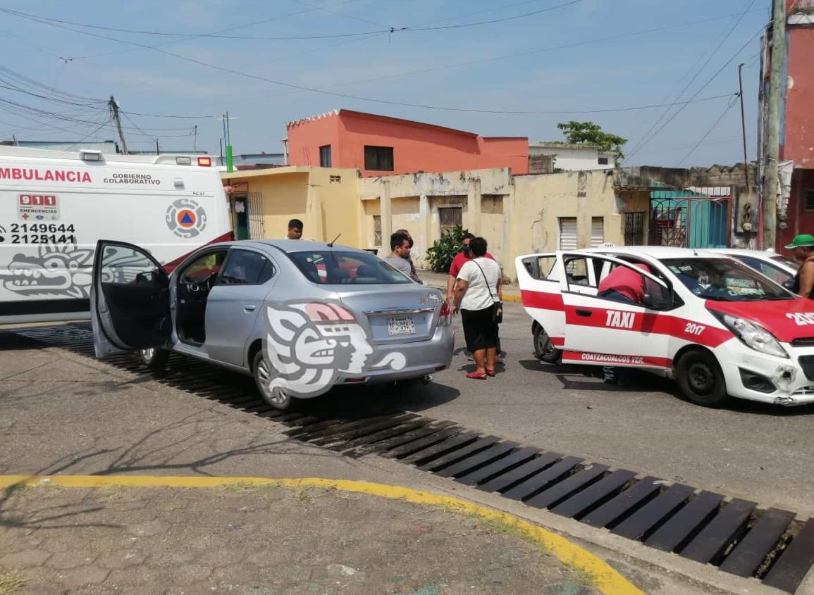 Aparatoso accidente en Coatzacoalcos deja cuatro personas lesionadas