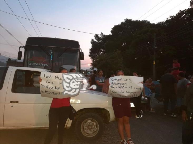 Fuego consume cerro de Necoxtla; bloquean la Mendoza-Acultzingo para exigir apoyo