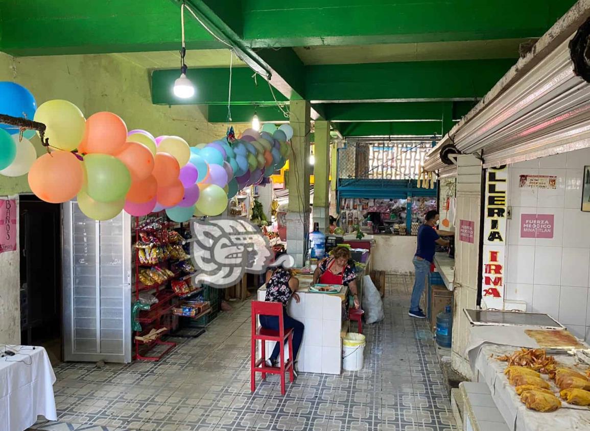 Festejan a madres comerciantes del mercado “Miguel Hidalgo”