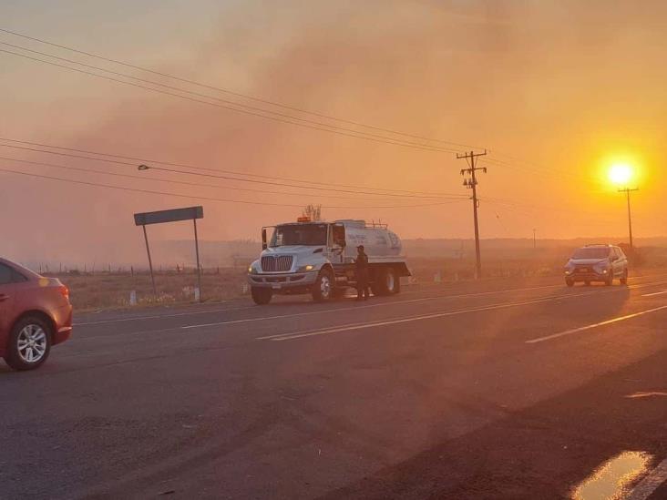 Logran controlar incendio en pastizal en carretera rumbo a Alvarado, Veracruz