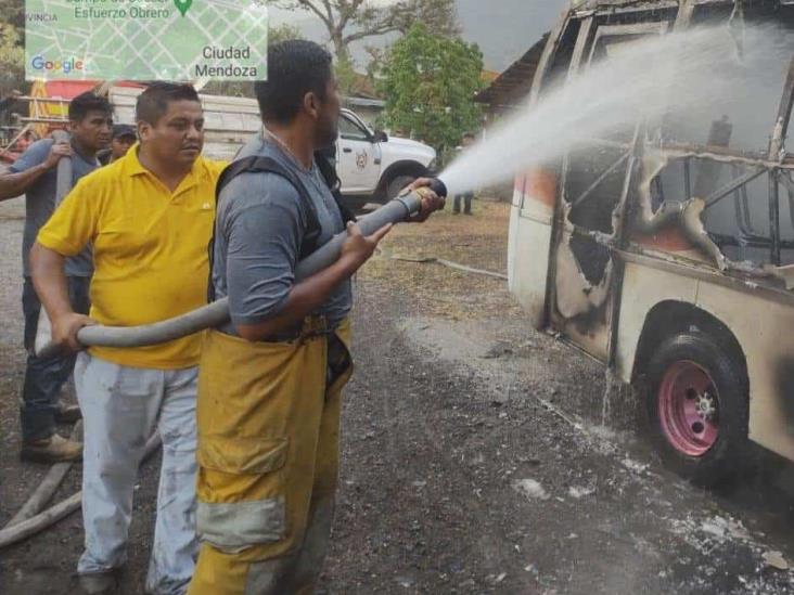 Reducido en cenizas, autobús que se incendió dentro de taller en Mendoza