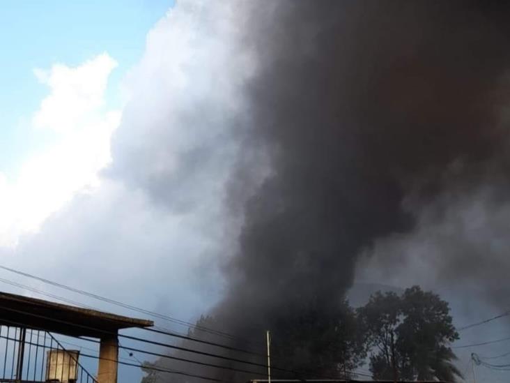 Reducido en cenizas, autobús que se incendió dentro de taller en Mendoza