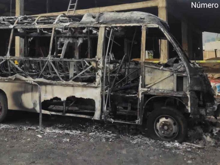 Reducido en cenizas, autobús que se incendió dentro de taller en Mendoza