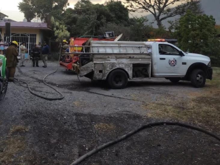 Reducido en cenizas, autobús que se incendió dentro de taller en Mendoza