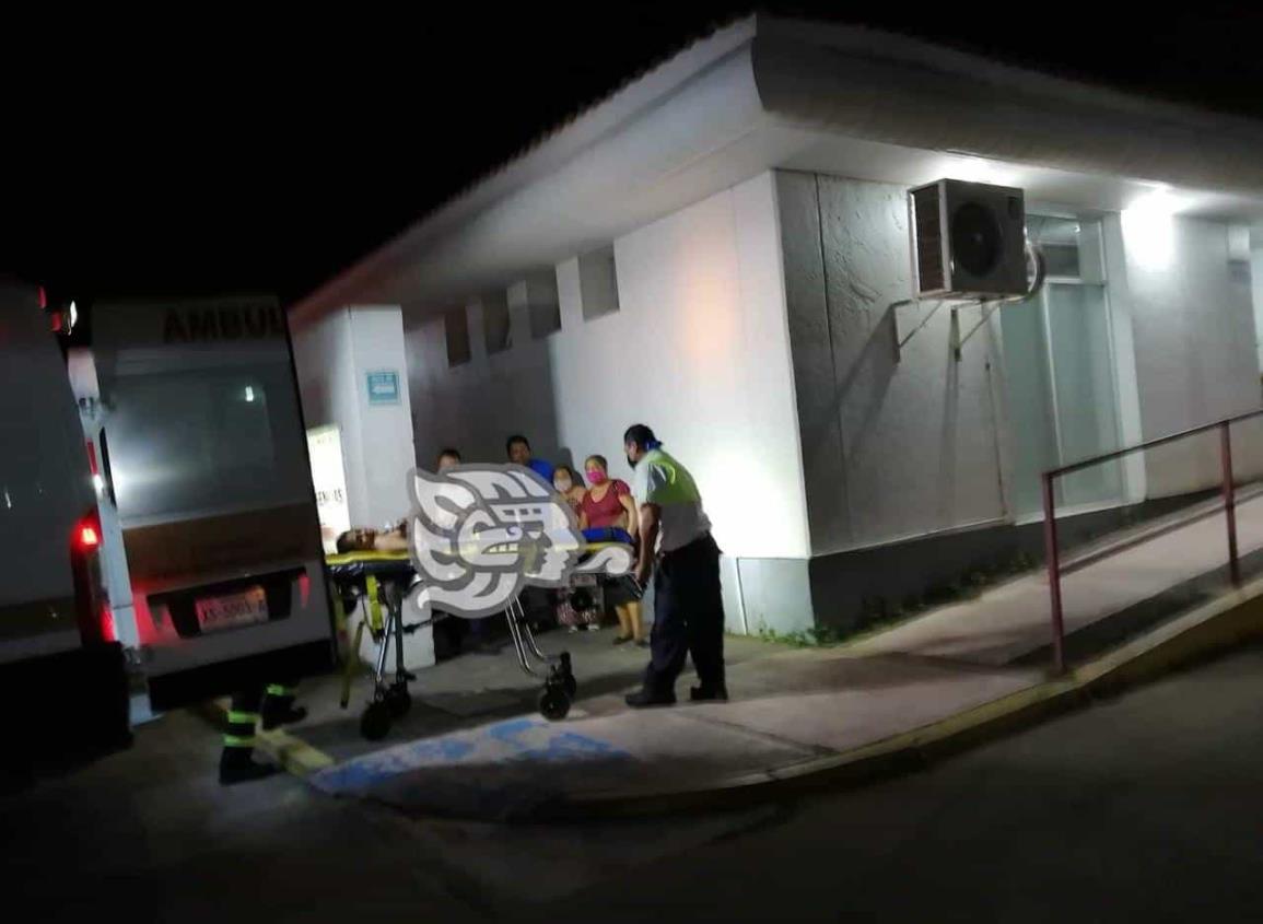 Mujer fue auxiliada tras ser arrollada en Acayucan