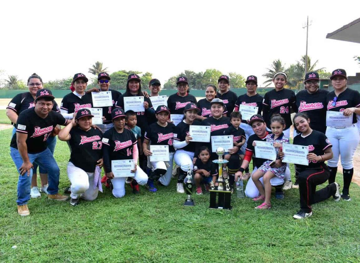 Las Xhuncas son las reinas de la Liga Sabatina de Softbol