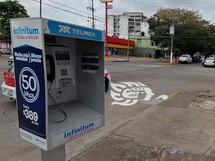 Comerciantes instalan sus puestos en obsoletas casetas telefónicas