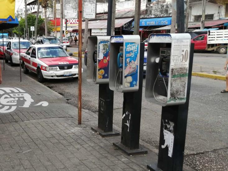 Comerciantes instalan sus puestos en obsoletas casetas telefónicas