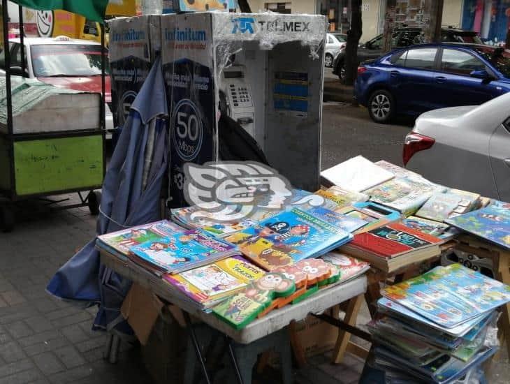 Comerciantes instalan sus puestos en obsoletas casetas telefónicas