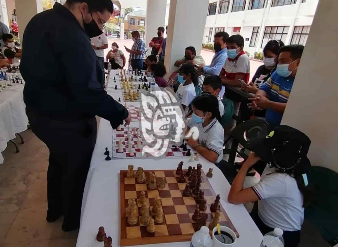 Iván Sánchez jugó 21 partidas de ajedrez simultáneas durante exhibición