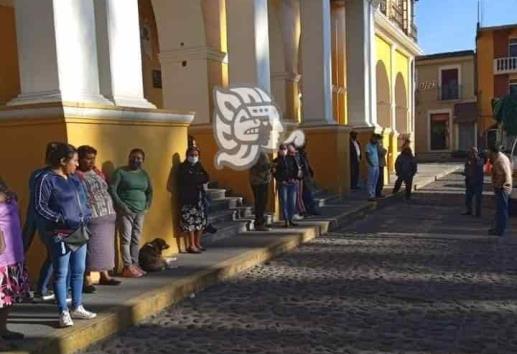 Toman palacio municipal de Coscomatepec por falta de agua