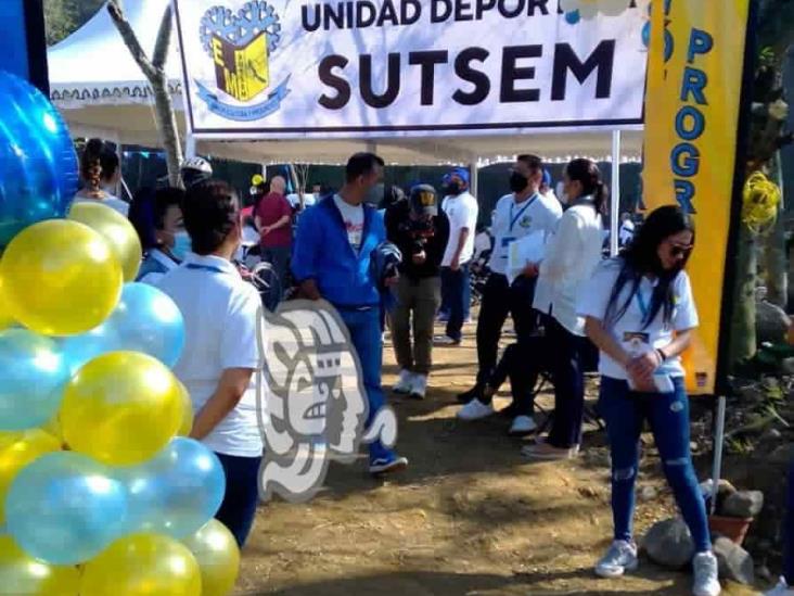 Docentes del SUTSEM celebran con rodada primer piedra del deportivo y Día del Maestro