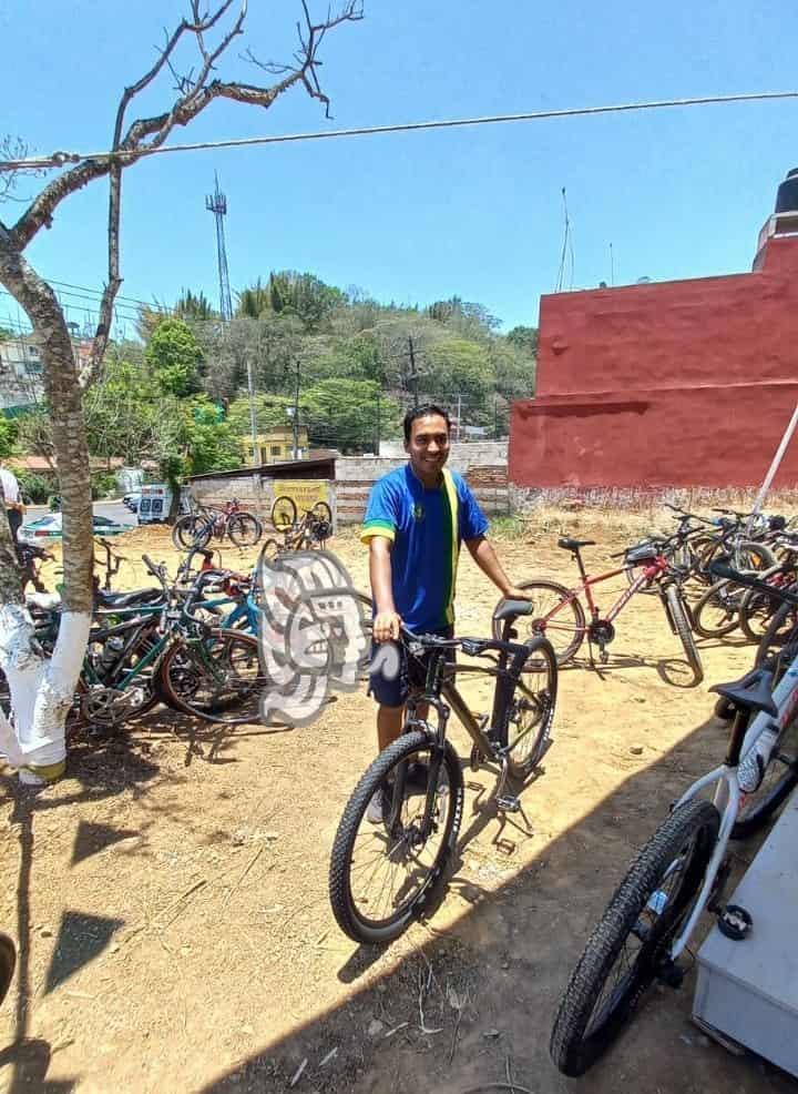 Docentes del SUTSEM celebran con rodada primer piedra del deportivo y Día del Maestro