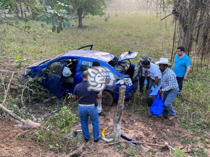 Muere al irse a un barranco en carretera de San Juan Evangelista