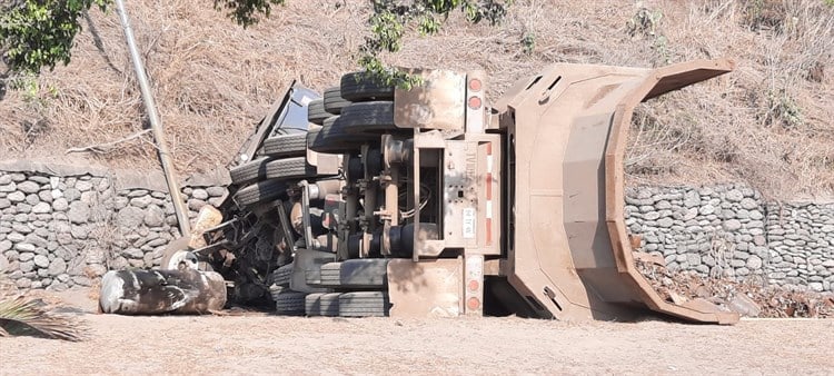 Vuelca tractocamión cargado de chatarra sobre el kilómetro 13.5 en Veracruz