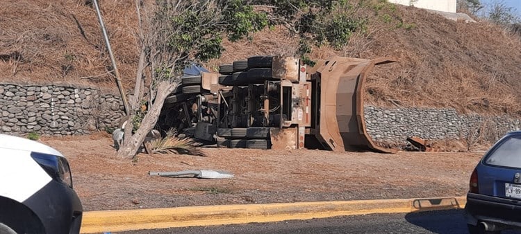 Vuelca tractocamión cargado de chatarra sobre el kilómetro 13.5 en Veracruz