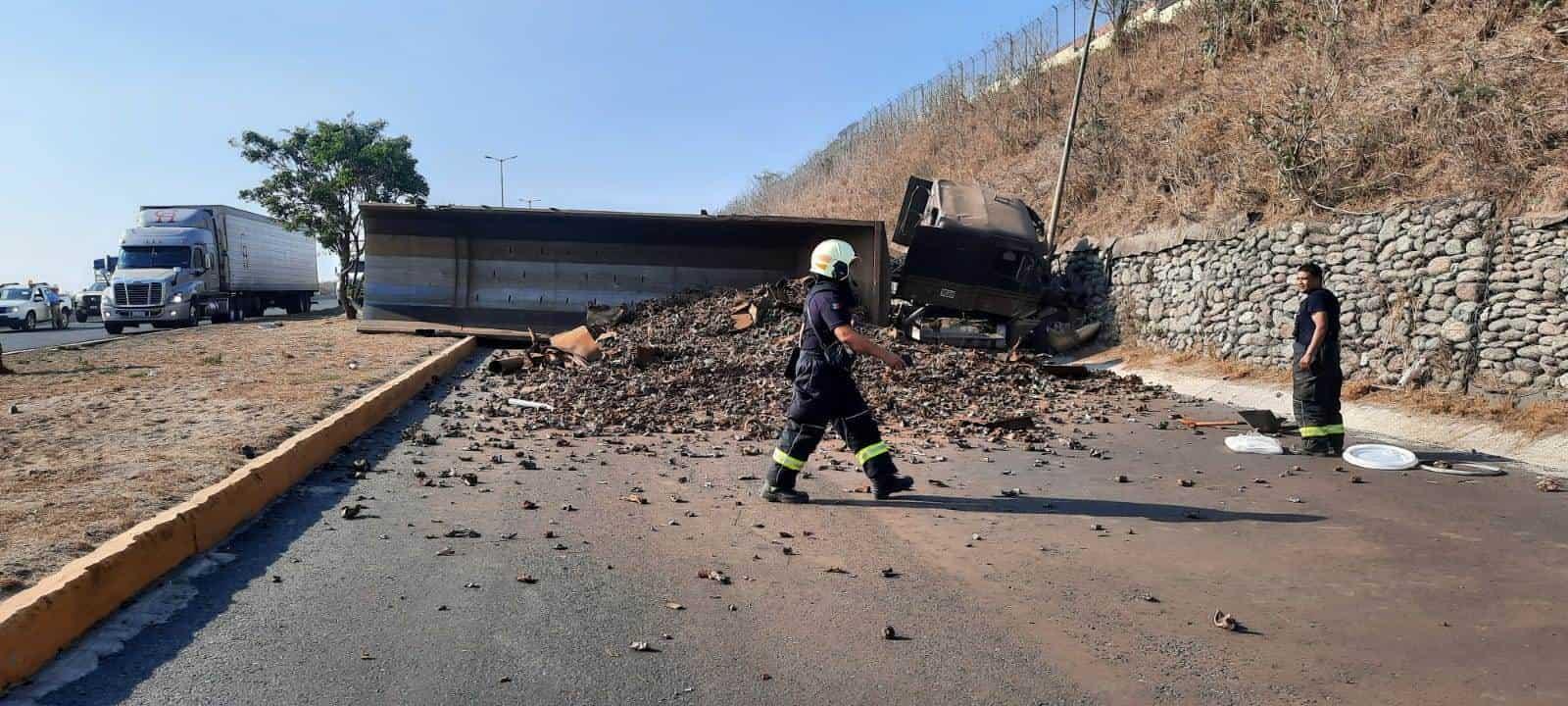 Vuelca tractocamión cargado de chatarra sobre el kilómetro 13.5 en Veracruz