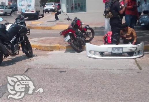Conductora impacta a joven repartidor en el centro de Coatzacoalcos
