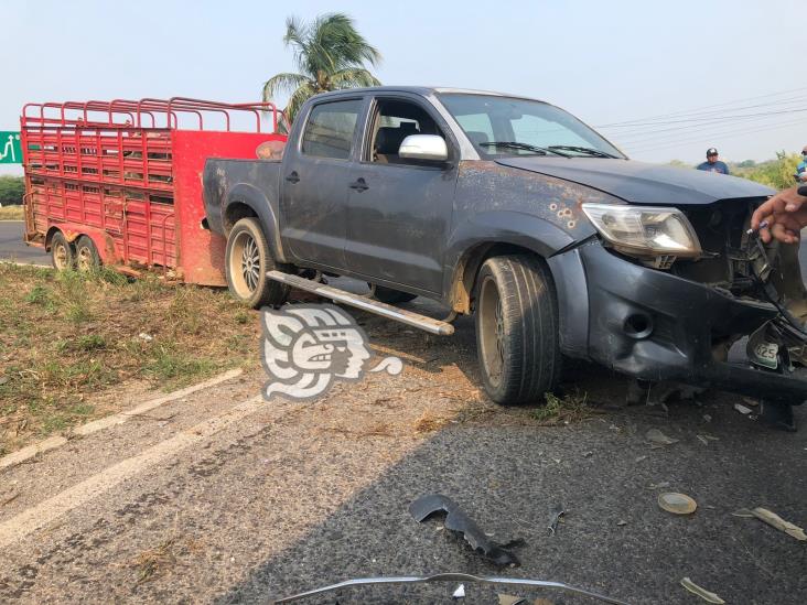 Choque entre camioneta y camión sobre la Transístmica