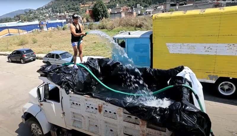 ¡Ingenio mexicano! Youtuber instala una alberca en un camión de volteo