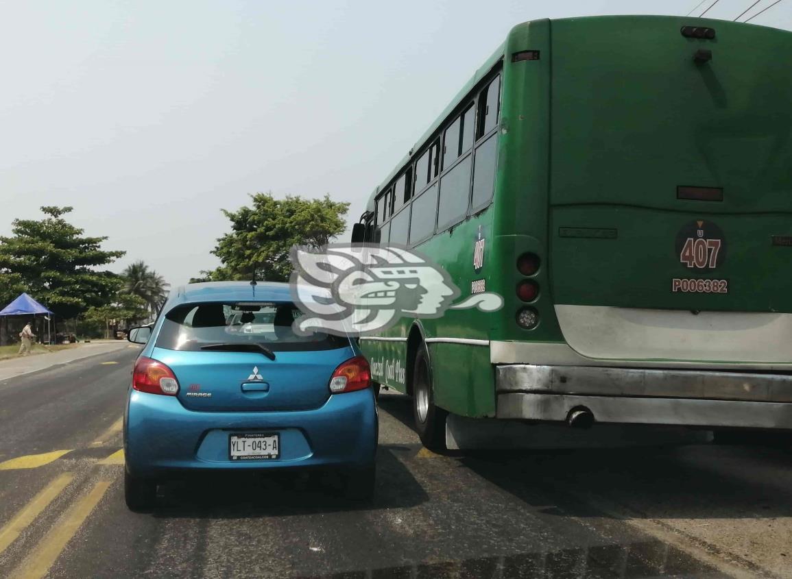 Unidades de transporte rebasan por la derecha en zona de reductores en Cosoleacaque