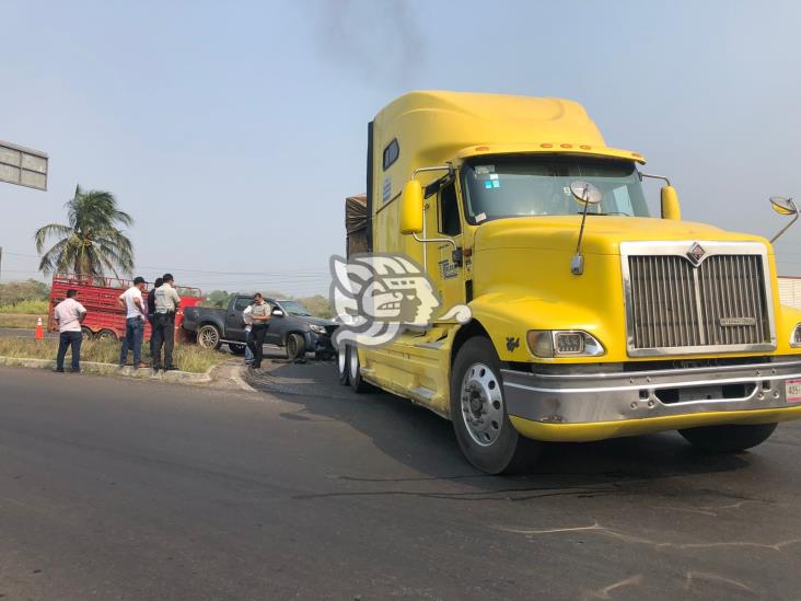 Choque entre camioneta y camión sobre la Transístmica