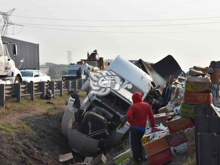 Vuelca tráiler cargado con plátano en la Córdoba-Puebla; rapiñeros se hacen presentes