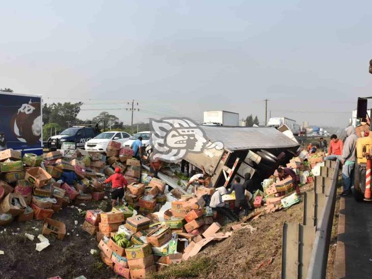 Vuelca tráiler cargado con plátano en la Córdoba-Puebla; rapiñeros se hacen presentes